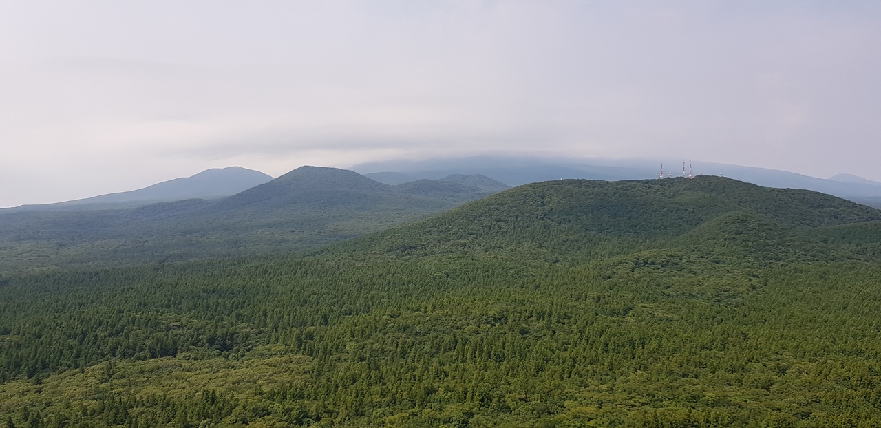 제2전망대의 전망 제2전망대에서 한라산쪽을 본 전망. 한라산은 구름에 덮혀 보이지 않았다. 