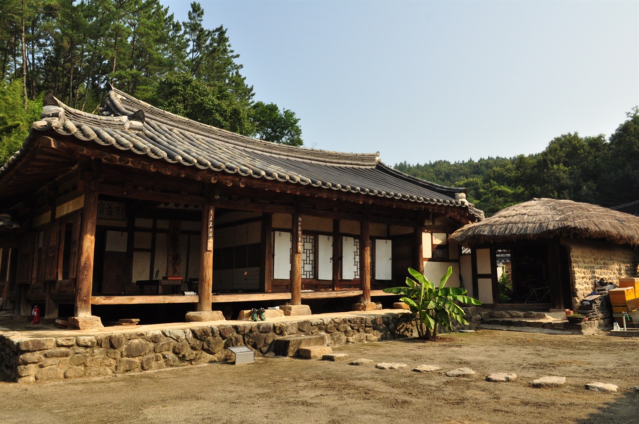 삼가헌의 사랑채 모습. 집전체에서 안채로 통하는 중문만 초가지붕이다 
사대부집에서 중문이 초가인 경우는 매우 드문 일인데 청빈한 선비가 사는 곳임을 알리고자 하는 의미가 있다.
