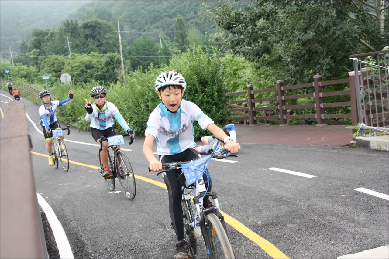 한강 자전거 도로를 달리는 국토순례 참가자들