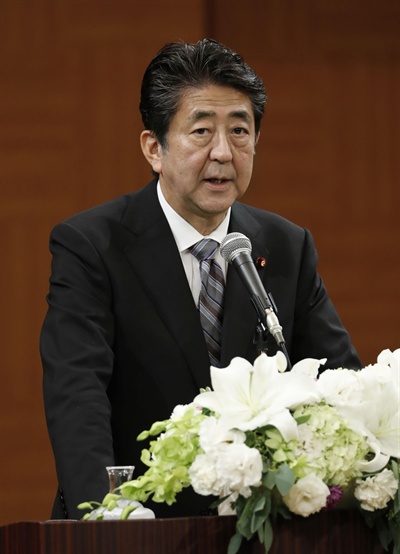 기자회견하는 아베 총리 아베 신조 일본 총리가 6일 히로시마 평화기념공원에서 열린 원폭 희생자 위령식에 참석한 뒤 기자회견을 하고 있다. 아베 총리는 이 자리에서 "한국이 한일 청구권협정을 위반하는 행위를 일방적으로 하면서 국제조약을 깨고 있다"는 주장을 폈다
