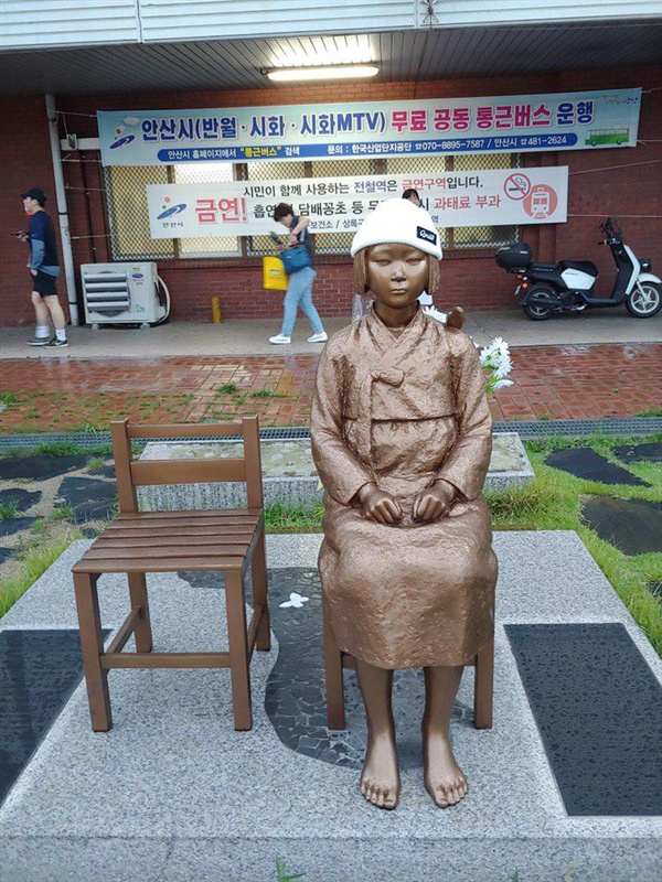안삳시 상록구 상록수역 광장에 세워진 ' 안산 평화의 소녀상'에 시민들이 자발적으로 모자를 씌워주는 등 함께 관리하고 있다.