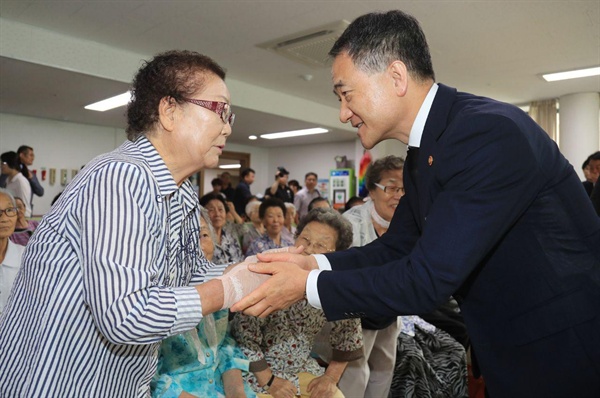  6일 합천원폭복지회관에서 열린 “제74주기 원폭희생자 추모제”에서 박능후 보건복지부 장관이 참석자들과 인사를 나누고 있다.