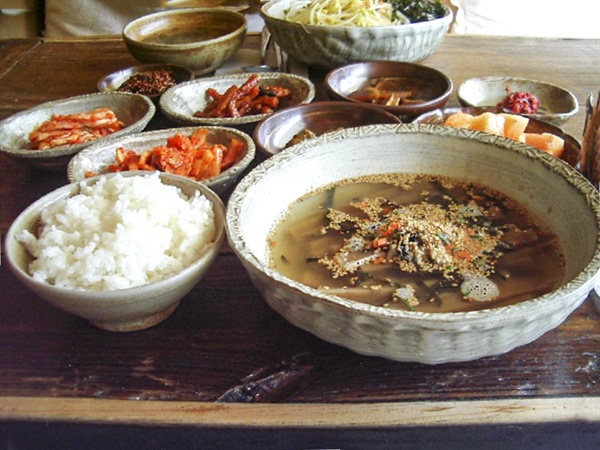  그 산길을 내려오면 수더분한 토속음식을 맛볼수 있다.