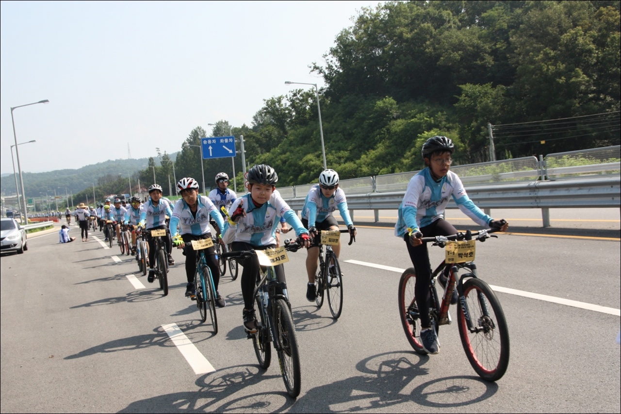 임진각을 향해 마지막 구간을 달리는 청소년 통일자전거 국토순례 참가자들