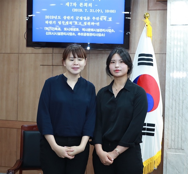 홍성군수화통역센터에서 1600여명의 농아인들과 세상을 이어주고 있는 수화통역사 박유미(좌)·박미혜씨