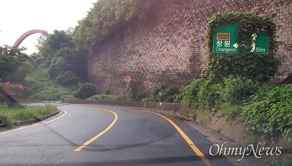 김해 장유 대청계곡 방향의 도로 안내표지판.
