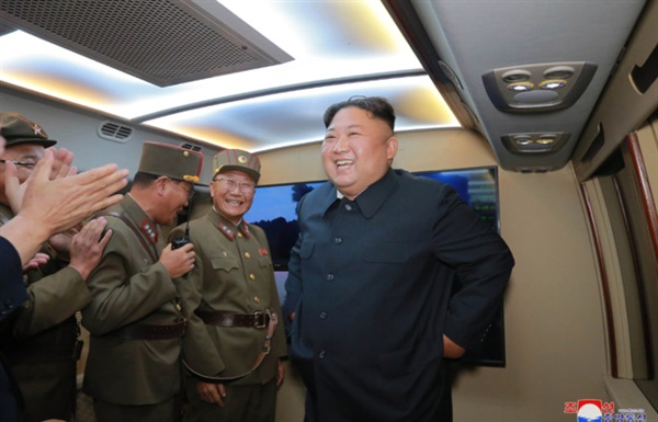 김정은 북한 국무위원장이 지난 6일 신형전술유도탄 발사를 참관했다고 조선중앙통신이 7일 보도했다. 중앙통신이 이날 홈페이지에 공개한 사진.