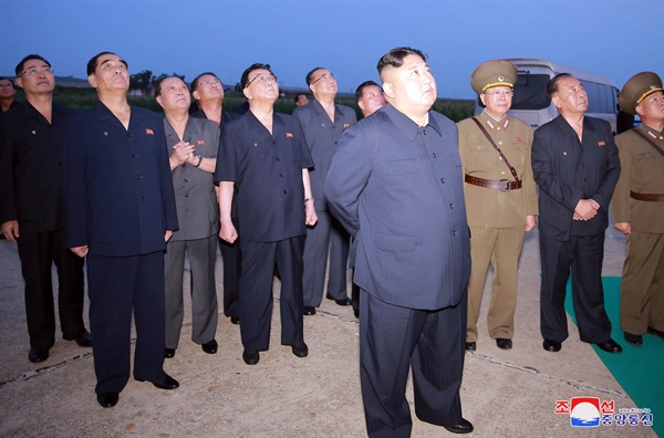 김정은 국무위원장이 지난 6일 새벽 신형전술유도탄 발사를 참관했다고 조선중앙통신이 7일 보도했다.