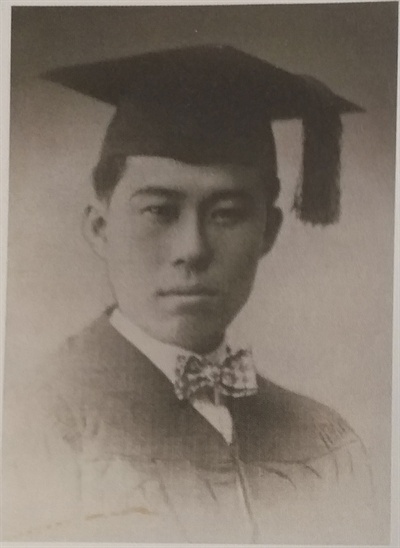 김성숙 중산대학 졸업사진. 김성숙은 북경민국대학에서 수학하다가 1926년 7월 중산대학 법학과로 전학하여 1928년 졸업하였다. 
