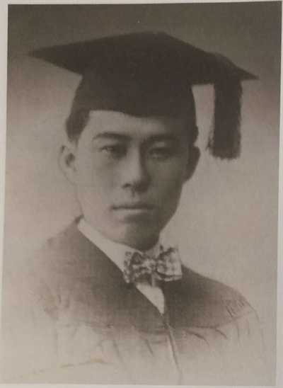 김성숙 중산대학 졸업사진. 김성숙은 북경민국대학에서 수학하다가 1926년 7월 중산대학 법학과로 전학하여 1928년 졸업하였다.  김성숙 중산대학 졸업사진. 김성숙은 북경민국대학에서 수학하다가 1926년 7월 중산대학 법학과로 전학하여 1928년 졸업하였다. 
