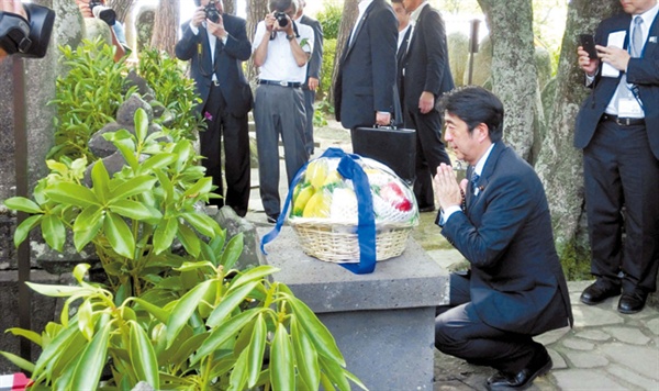 2013년 8월 13일 아베 신조 일본 총리가 고향 야마구치현으로 내려가 일본 우익의 정신적 영웅 요시다 쇼인 묘소를 참배하며 “올바른 판단을 하겠다”고 맹세하는 모습