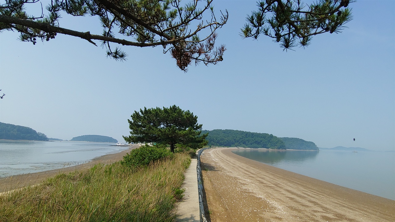 해변 길을 사이에 두고 갈라졌던 바다는 그 봉우리 끝에서 다시 하나가 된다. 