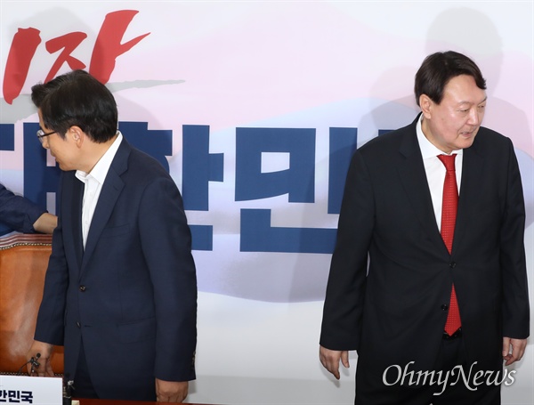 2019년 8월 8일 황교안 당시 자유한국당 대표가 서울 여의도 국회에서 윤석열 당시 검찰총장의 예방을 받고 자리로 향하고 있다.