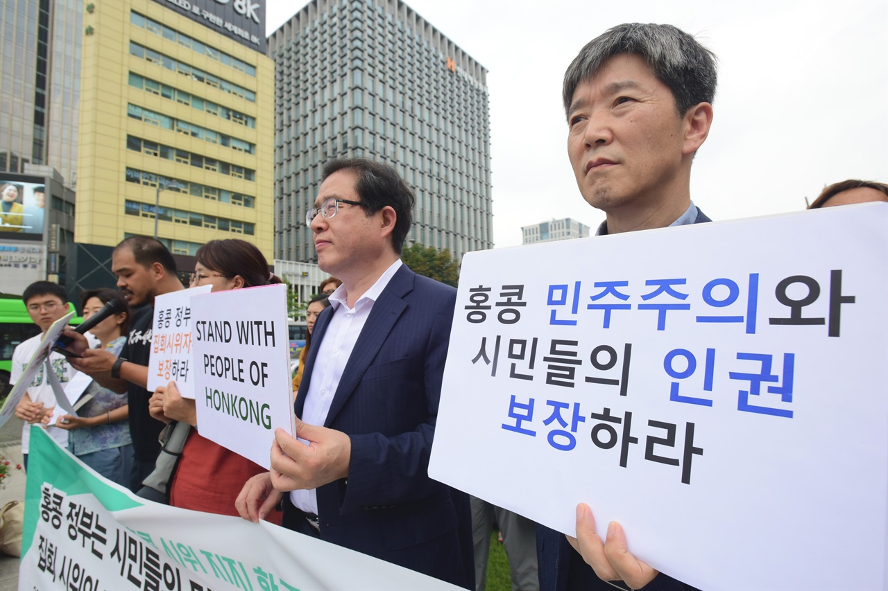 홍콩 시위를 지지하는 92개 한국 종교, 인권, 시민사회 단체 대표들은 8일 오전 서울 종로구 광화문광장에서 기자회견을 열고 “홍콩 정부는 민주주의와 인권을 요구하는 홍콩시민들을 탄압하지 말고 집회와 시위의 자유를 보장하라”고 촉구했다. 2019.8.8