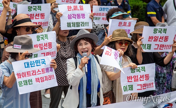 엄마부대 주옥순 대표와 회원들이 지난 2019년 8월 8일 오전 서울 종로구 옛 일본대사관 앞에 설치된 소녀상 옆에서 일본에 대한 문재인 정부의 사과를 촉구하는 기자회견을 열고 있다. 