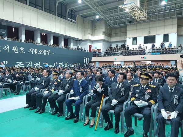 경기도의회 안전행정위원회 박근철 위원장을 비롯한 김판수, 임창열, 국중범, 김용찬, 이동현, 이명동, 의원은 8일 오전 10시 경기도 안성시 체육관에서 열린 故 석원호 소방위 영결식에 참석해 고인의 희생을 애도했다. 
