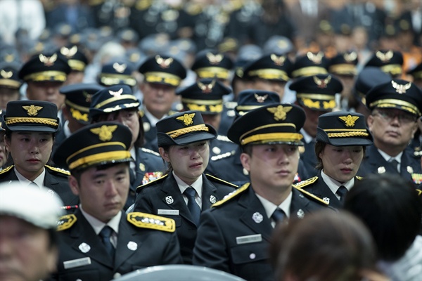  지난 6일 경기도 안성시 양성면 생활용품 제조공장 화재 진압 중 원인미상의 폭발 사고로 순직한 고 석원호 소방위 경기도청장 영결식이 8일 오전 10시 안성시체육관에서 경기도청장으로 거행됐다. 이날 영결식에는 장의위원장인 이재명 경기도지사와 조문객 등이 참석해 고인의 명복을 빌고, 조사가 이어질 때마다 고인의 유족과 동료들은 울음을 터트리며 슬픔을 함께 했다.     