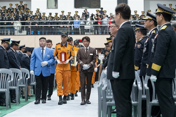  지난 6일 경기도 안성시 양성면 생활용품 제조공장 화재 진압 중 원인미상의 폭발 사고로 순직한 故 석원호 소방위 경기도청장 영결식이 8일 오전 10시 안성시체육관에서 경기도청장으로 거행됐다. 이날 영결식에는 장의위원장인 이재명 경기도지사와 조문객 등이 참석해 국민의 안전을 위해 희생한 소방관의 명복을 빌었다.