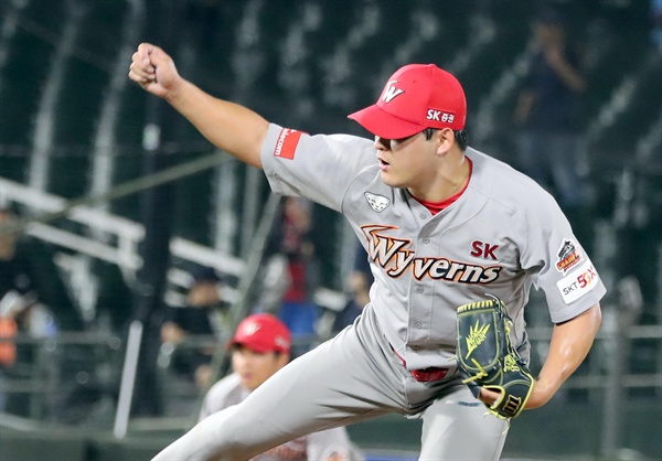  프로야구 SK 마무리 투수 하재훈이 2019년 7월 28일 부산 사직야구장에서 롯데 선수들을 상대로 공을 던지고 있다. 
