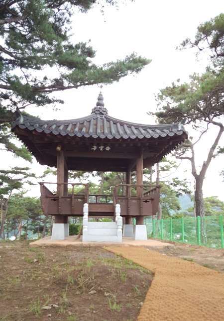 배알도 정상에 있는 '해운정'