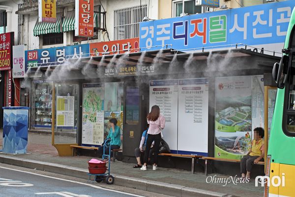 경주 우체국 앞 버스정류장에 쿨링포그가 설치된 모습