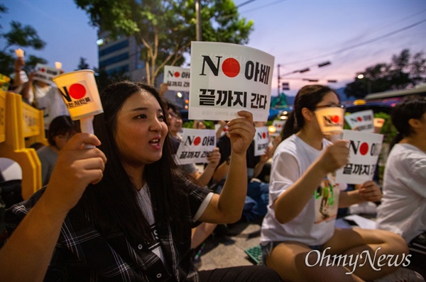8일 오후 서울 종로구 일본대사관 앞에서 청소년들과 대학생들이 참가한 시민촛불발언대에 참여해 일본 아배 정권을 규탄하고 사과를 촉구하고 있다. 