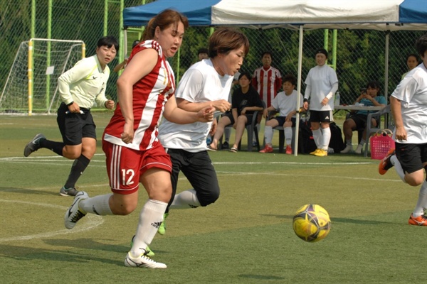 제2회 언니들 축구대회에서 언니조 경기가 진행되고 있는 모습.