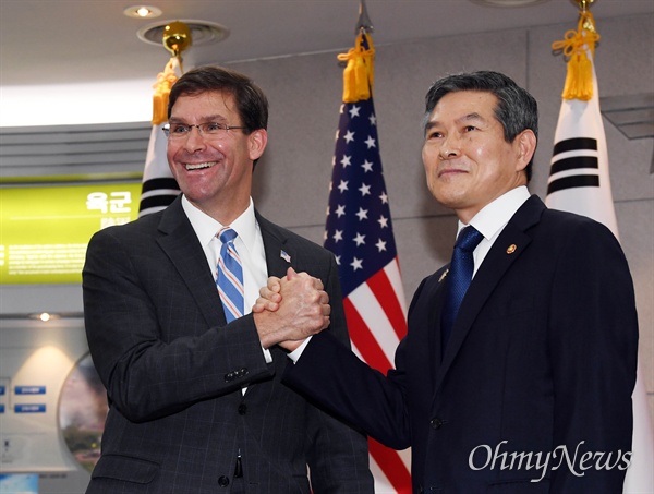 2019년 8월 9일 정경두 국방부 장관과 마크 에스퍼 미 국방부 장관이 서울 용산구 국방부에서 한·미 국방부 장관 회담에 앞서 기념촬영을 하고 있다.
