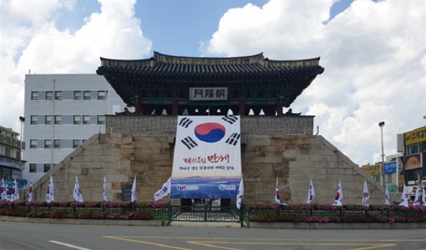  조양문은 1870년 개축된 후 대원군이 조양문이라 휘호한 문액을 받았다. 일제강점기 가로 정비의 명분으로 1913년 홍주읍성 서쪽의 경의문을, 1915년 북쪽의 망화문을 없애고 조양문도 철거하려 했으나 주민들의 강경한 반대에 부딪혀 철거하지 못하고 현재까지 당당하게 그 자리를 지키며 홍성군의 상징적인 역할을 하고 있다.
