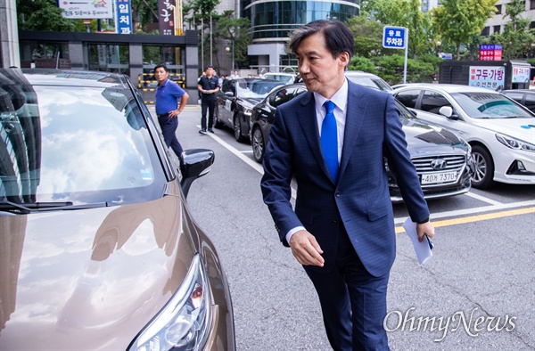 법무부 장관 후보자로 내정된 조국 전 청와대 민정수석이 9일 오후 서울 종로구 인사청문회 준비단이 마련된 사무실로 향하고 있다. 