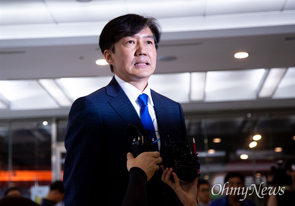 법무부 장관 후보자로 내정된 조국 전 청와대 민정수석이 지난 9일 오후 서울 종로구 인사청문회 준비단이 마련된 사무실 로비에서 입장을 발표하고 있다.