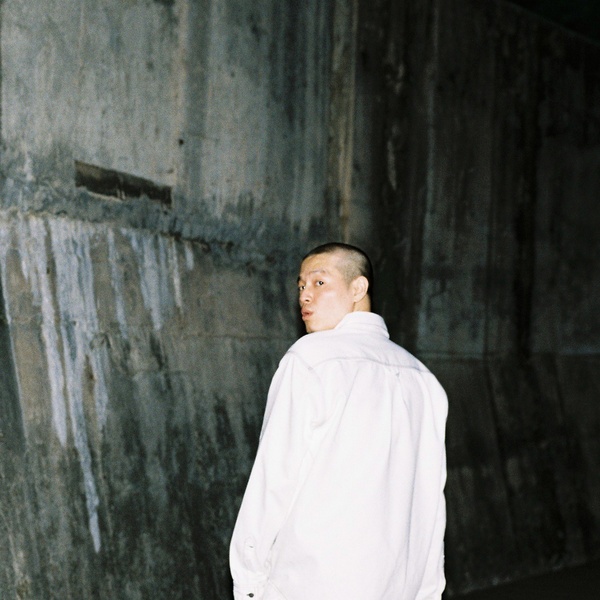  래퍼 이센스가 7월 22일 발매한 앨범 <이방인>은 한국 힙합 팬들이 오래도록 고대하던 작품이었다.