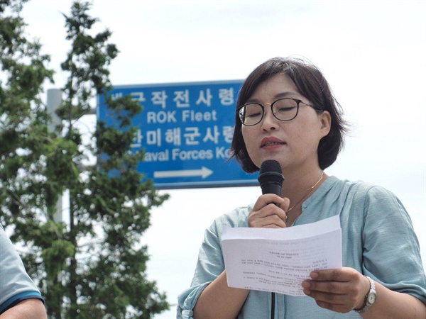 부산민중연대와 통일선봉대는 9일 오후 부산 백운포 해군기지 앞에서 ‘한미전쟁연습 규탄 기자회견’을 열었다.