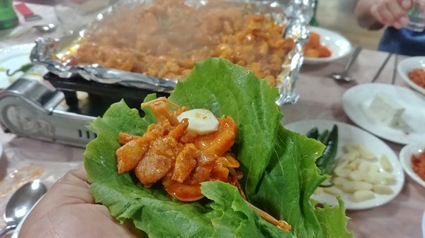  촌닭구이는 깻잎이나 상추에 싸먹는다.