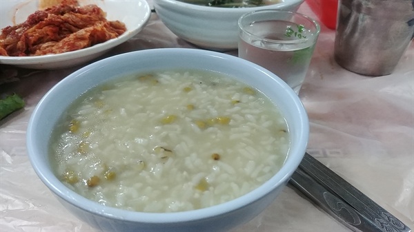  녹두를 넣어 끓여낸 닭 녹두죽도 감칠맛이 압권이다. 
