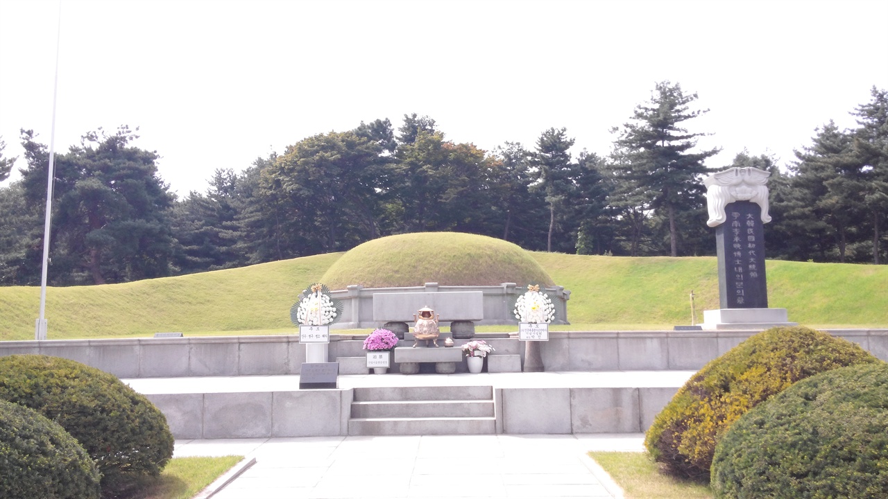 363㎡ 규모의 이승만 전 대통령 묘는 묘두름 돌(병풍석)까지 갖추고 있어 마치 조선시대의 왕릉을 보는 듯하다. 묘에는 영부인 프란체스카 여사(1900-1992)도 함께 안장되어 있다.