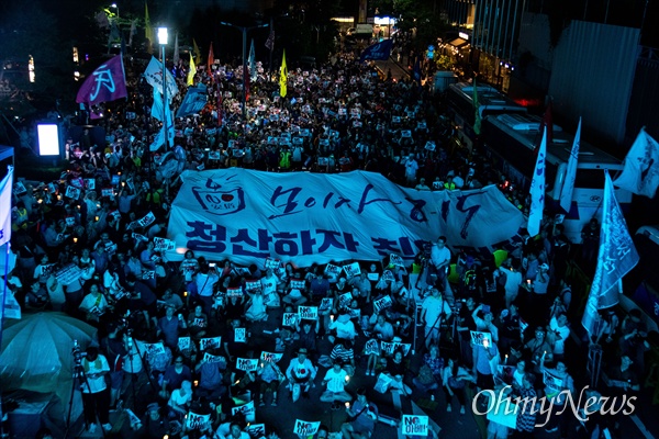10일 오후 서울 종로구 옛 일본대사관 앞에서 일본의 경제보복에 대한 아배 정권을 규탄하는 4차 촛불문화제가 열리고 있다.