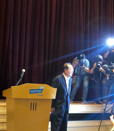윤동한 한국콜마 회장이 11일 기자회견을 열고 대국민 사과를 했다.