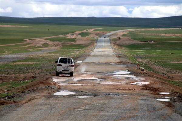 앞서가던 차가 아스팔트가 패인 곳을 피해 왼쪽 가장자리로 달리고 있다. 몽골 도로는 열악한 곳이 많다. 이런 도로를 가는데 갑자기 가축이 뛰어들면 커다란 낭패를 볼 수 있다 