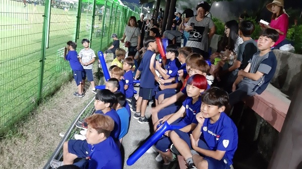 서산중학교 운동장을 빌려 매주 연습을 한 서산FC 선수들.