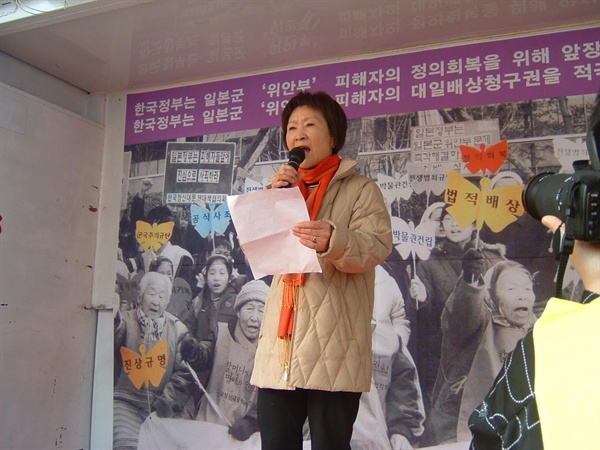 서울 일본대사관 앞 700회 수요집회에서 발언중인 안차조씨