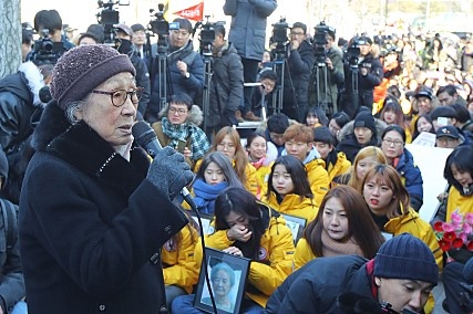  수요집회에서 발언 중인 김복동 할머니  일본대사관 앞에서 일본 정부의 사과를 촉구하는 발언 중인 김복동 할머니