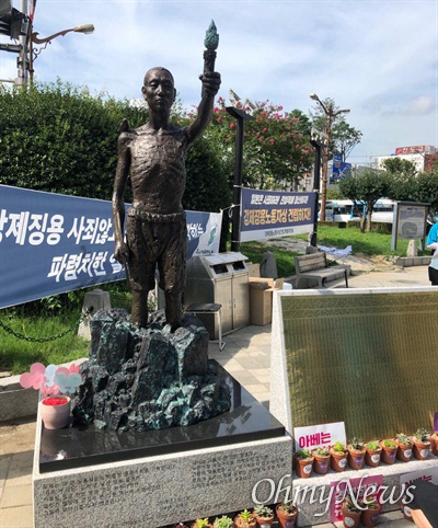 부산 동구 초량동 정발장군 동상 앞 광장에 있는 강제징용노동자상.