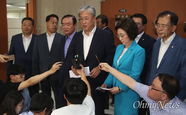 민주평화당 비당권파 모임 ‘변화와 희망의 대안정치 연대’ 소속  김종회, 이용주, 장병완, 유성엽, 장정숙, 최경환, 윤영일 의원이 12일 오전 서울 여의도 국회 정론관에서 탈당을 선언한 뒤 기자들의 질문에 답변하고 있다.