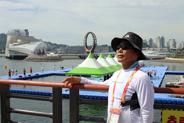  국제수영경기에 참가했던 이길우(66세)가 경기장을 배경으로 기념촬영했다