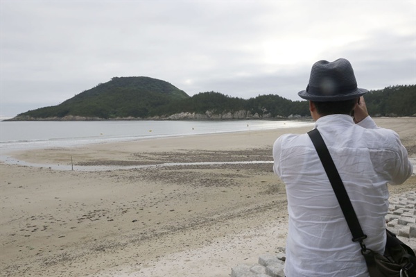 김준 실장의 일상은 바다와 섬에 맞춰져 있다. 가는 곳마다 카메라를 들이대고, 섬사람들을 만나 이야기를 나눈다.