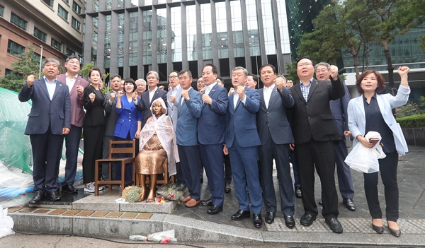  전국시도의회의장협의회는 12일 오후 일본대사관 앞 평화비소녀상에서 ‘아베정부의 내정간섭 및 경제침략 행위 철회촉구 성명’을 발표했다