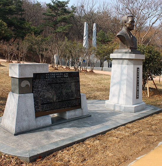 달서구 두류공원에 있는 우재룡 흉상과 기념비. 우재룡은 1910년대 최고의 무장 독립운동 단체 광복회의 지휘장을 역임한 애국지사로, 거의 20년에 육박하는 수형 생활을 했다. 그는 1915년 8월 25일 박상진 채기중 등과 함께 달성공원에서 광복회를 창립했다.