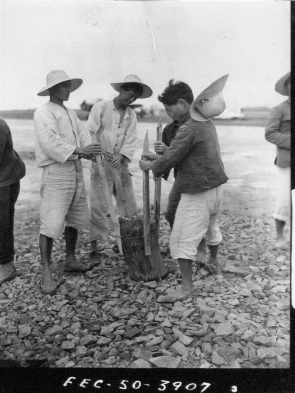 2. 한국인 노무자들이 비행장 활주로를 다지고 있다(1950. 7. 6.).
