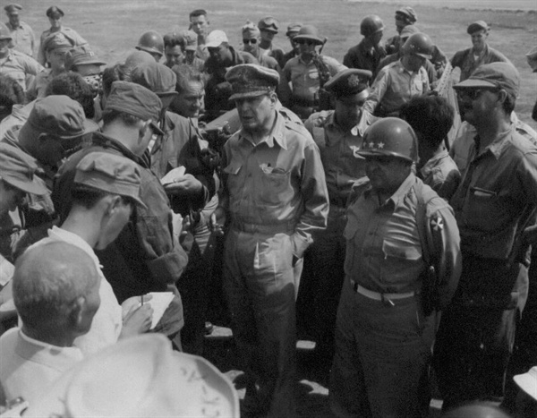 7. 맥아더 장군의 전선시찰. 오른 편이 워커 장군(1950. 7. 26.).